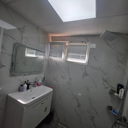 Tyson House Jakuzzi Mikrevo شقة *